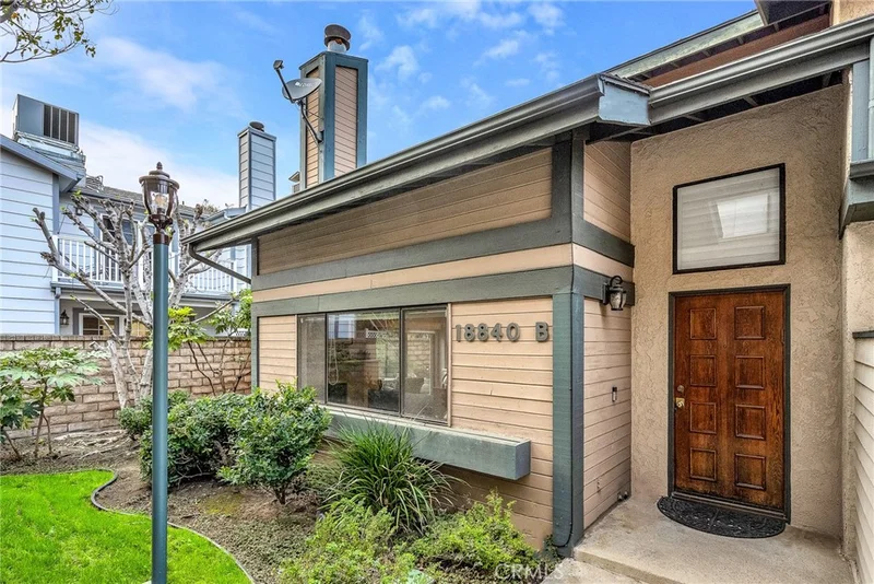 18840 Hatteras Street B, Tarzana, CA 91356