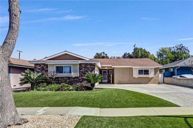 2713 Larchmont Avenue, Santa Ana, CA 92705