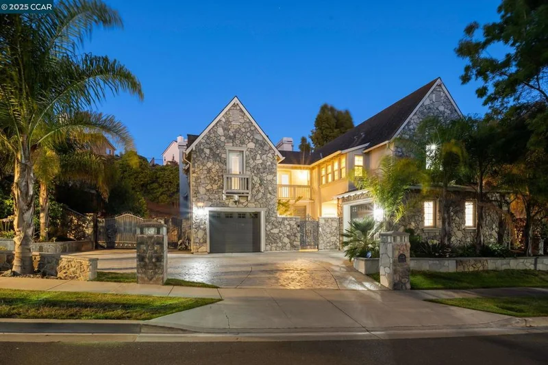 1006 Regatta Pt, Hercules, CA 94547