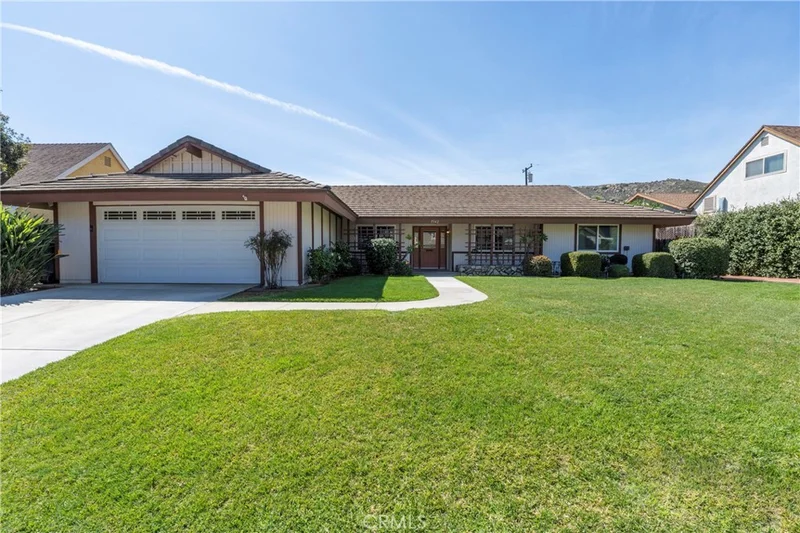 5542 Peacock Ln, Riverside, CA 92505