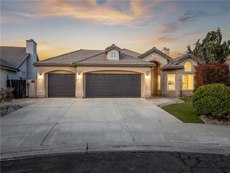 2970 E Deyoung Drive, Fresno, CA 93720