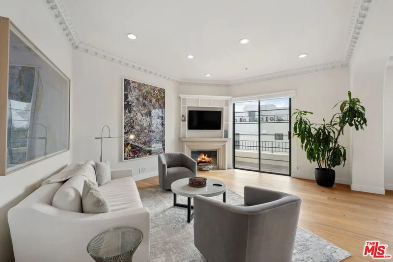 453 S Barrington Avenue 405, Los Angeles, CA 90049