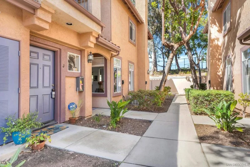 11372 Via Rancho San Diego J, El Cajon, CA 92019