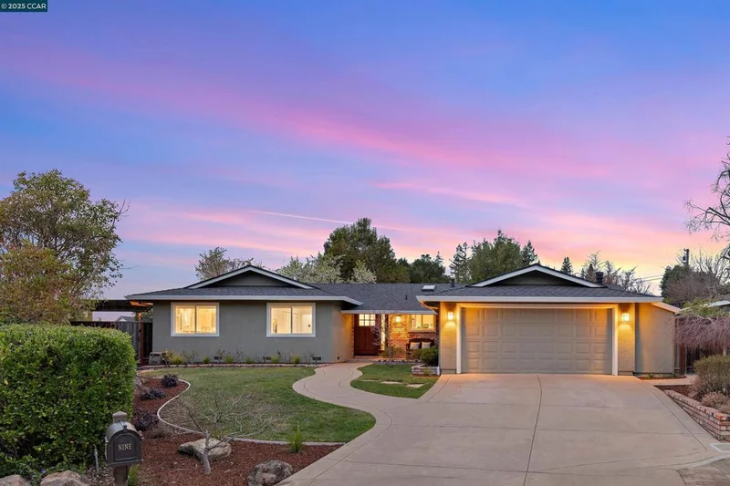 9 Sparrow Ct, Moraga, CA 94556