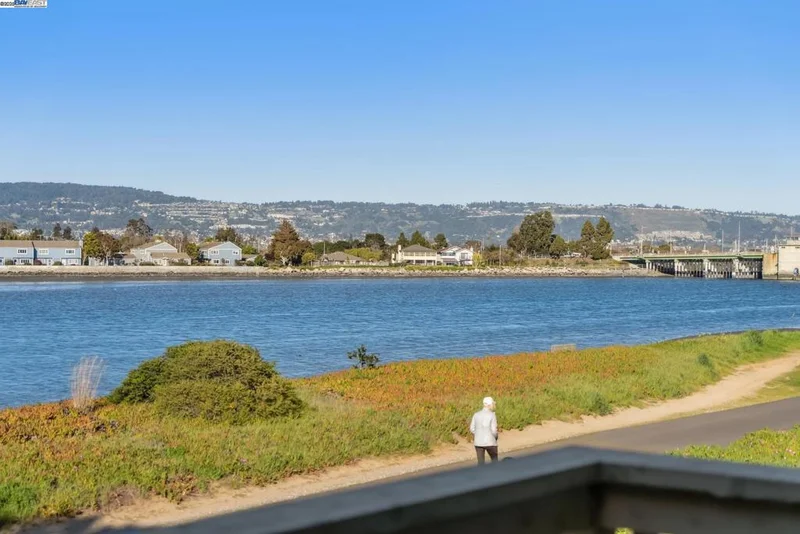 9 Palm Beach Ln, Alameda, CA 94502