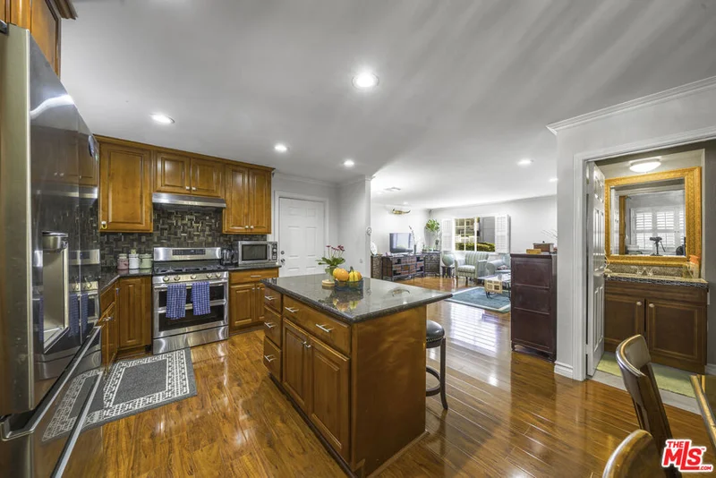 102 S Manhattan Place 106, Los Angeles, CA 90004