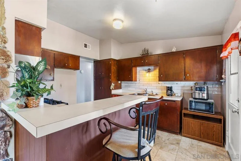 1175 N Midway Dr, Escondido, CA 92027