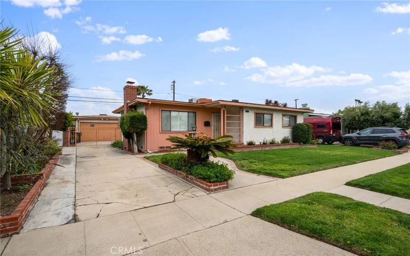 2690 Senasac Avenue, Long Beach, CA 90815
