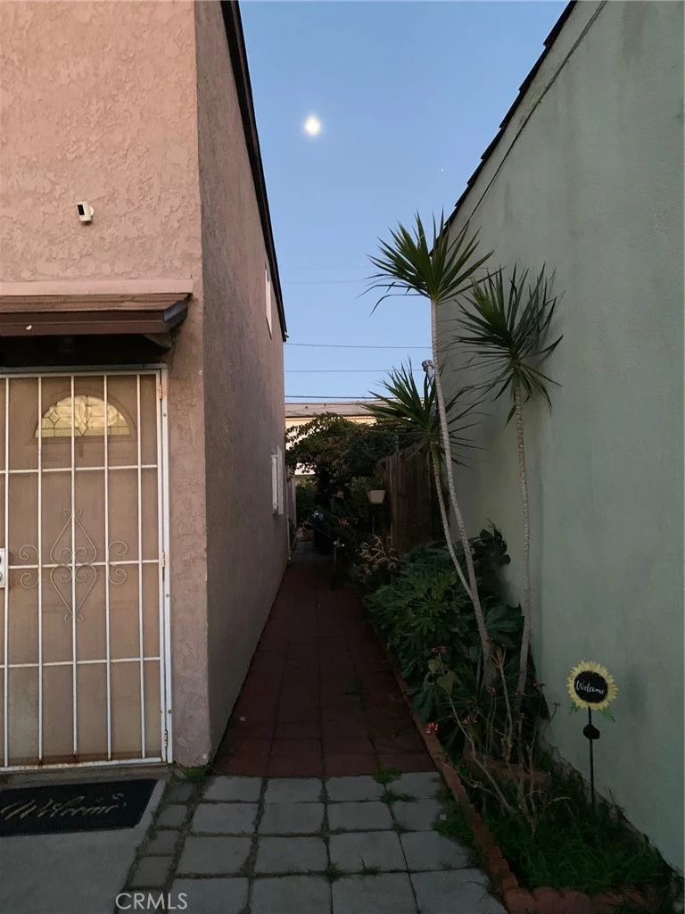 10316 S San Pedro Street photo 2