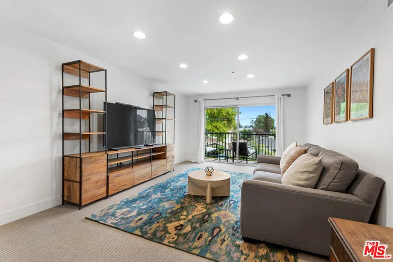 4501 Cedros Avenue 202, Sherman Oaks, CA 91403