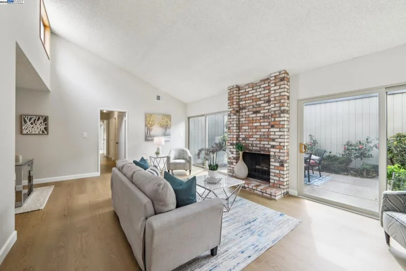 1040 Mangrove Ln, Alameda, CA 94502