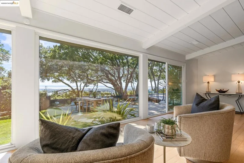 2564 Charleston St, Oakland, CA 94602