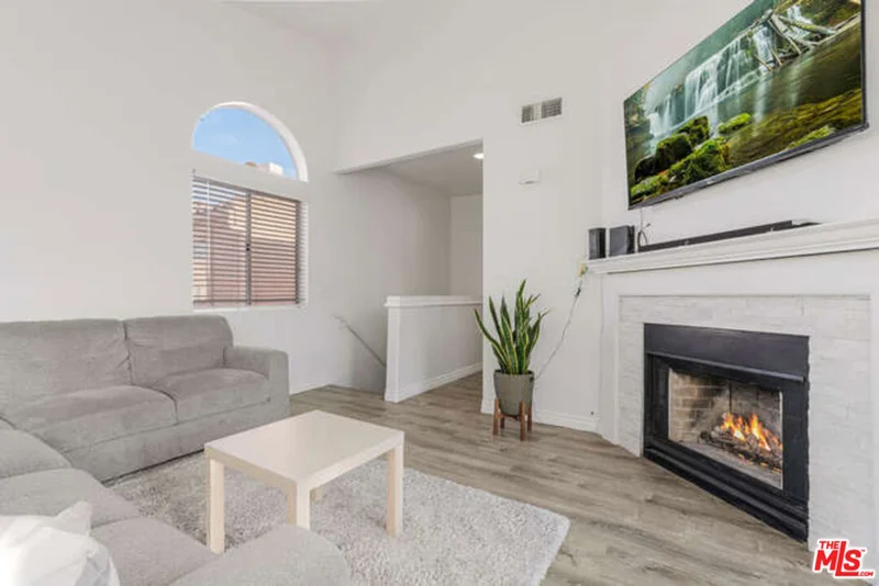18730 Vista Del Canon F, Newhall, CA 91321