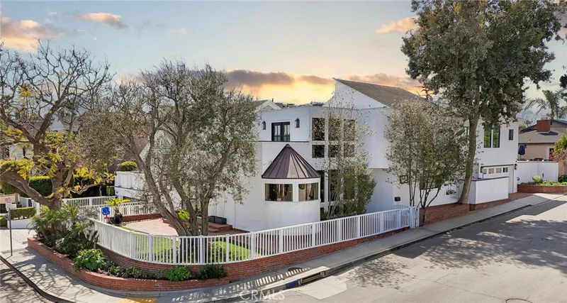 3013 N Poinsettia Avenue, Manhattan Beach, CA 90266