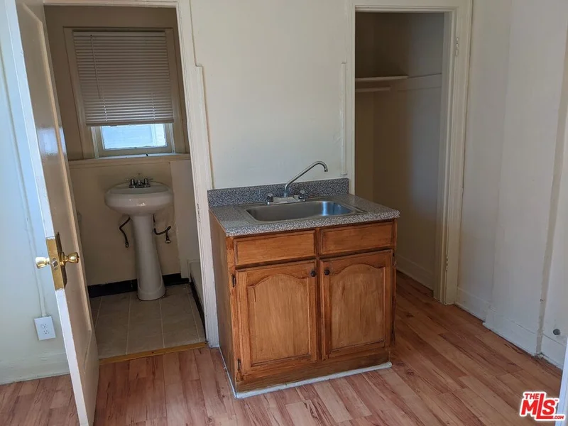 Photo 2 of 246 S Kenmore Avenue 309