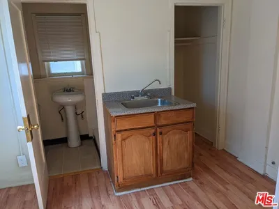 246 S Kenmore Avenue 309 photo 2