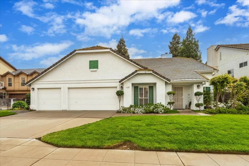 1130 Minarets Avenue, Clovis, CA 93611