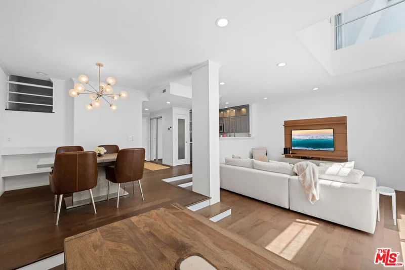 520 S Barrington Avenue 108, Los Angeles, CA 90049