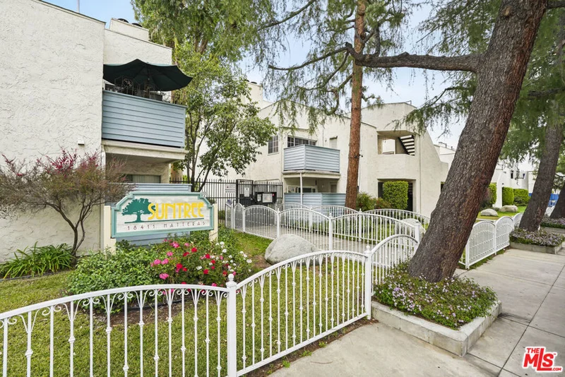 18411 Hatteras Street 102, Tarzana, CA 91356