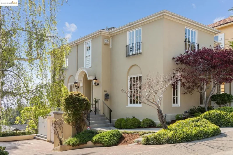 1011 Ashmount Ave, Oakland, CA 94610