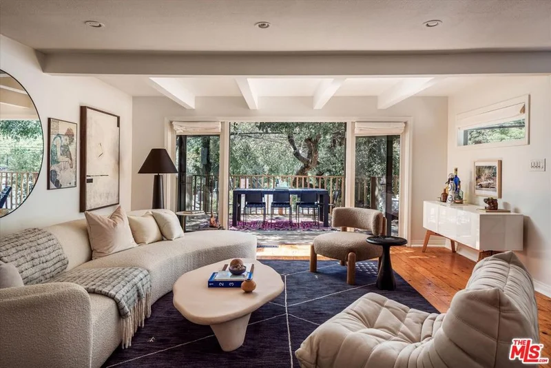 8461 Kirkwood Drive, Los Angeles, CA 90046