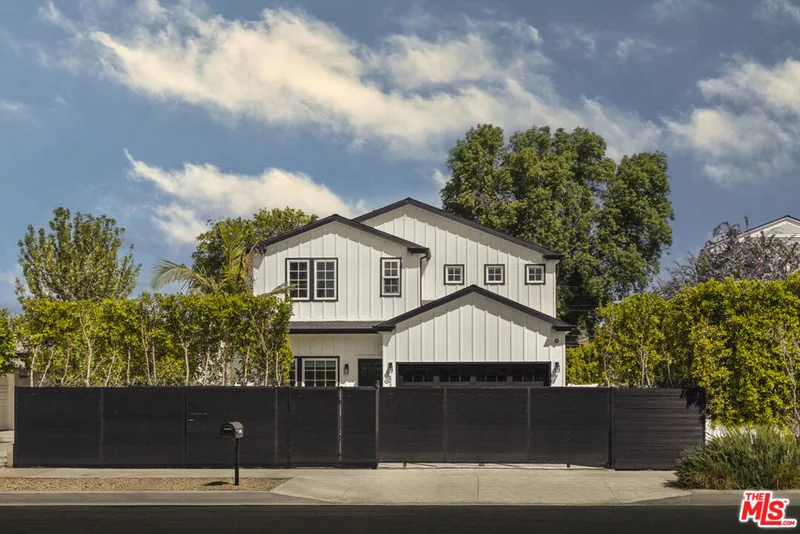 22641 Clarendon Street, Woodland Hills, CA 91367