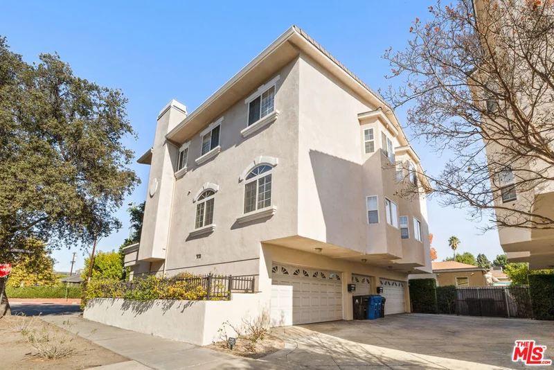 11760 Riverside Drive 2, Valley Village, CA 91607