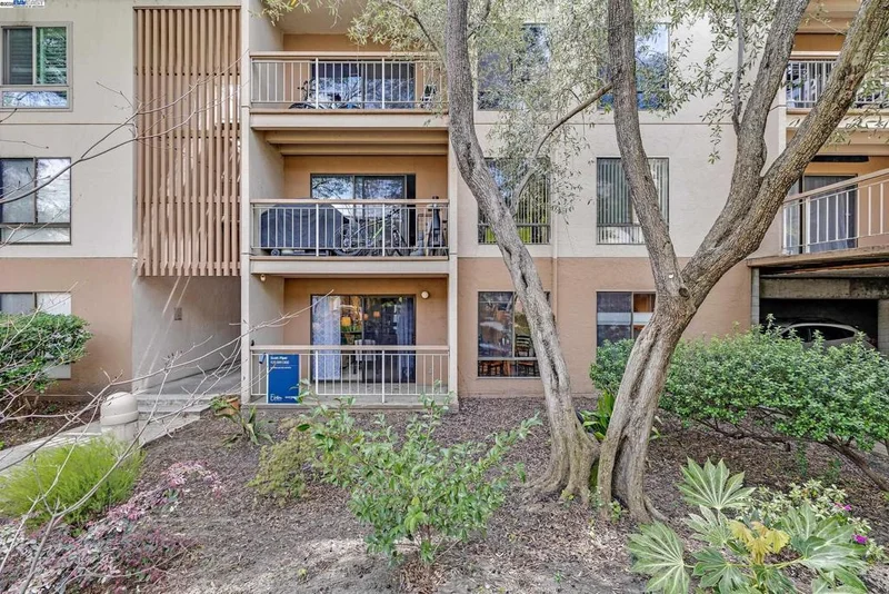 420 N Civic Dr 101, Walnut Creek, CA 94596
