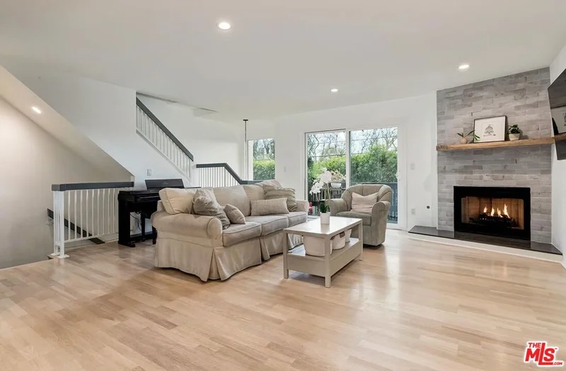 11542 Burbank Boulevard 10, North Hollywood, CA 91601