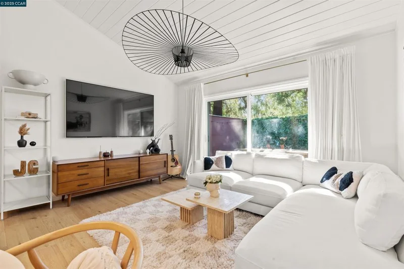 2708 Oak Rd 4, Walnut Creek, CA 94597