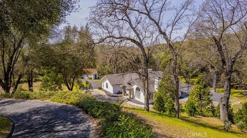 41600 Loch Lomond Lane, Oakhurst, CA 93644