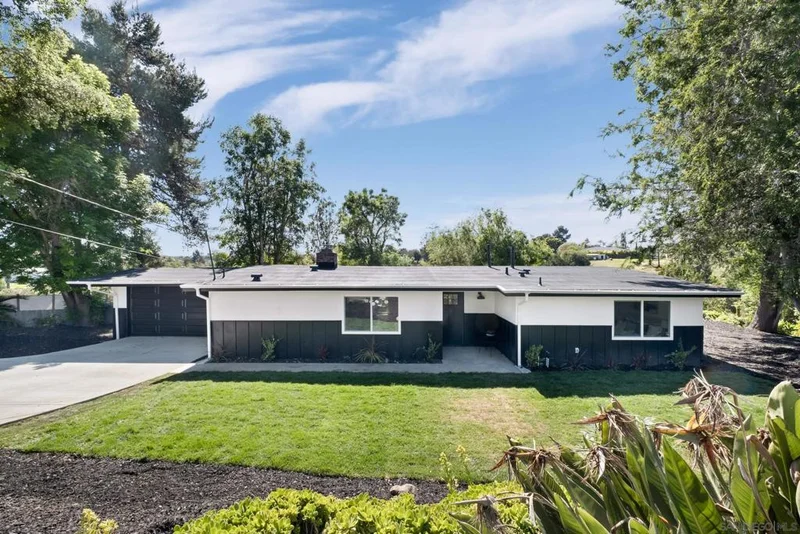 557 Sunset Dr, Vista, CA 92081