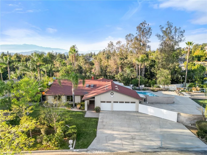 1123 Muirfield Road, Riverside, CA 92506