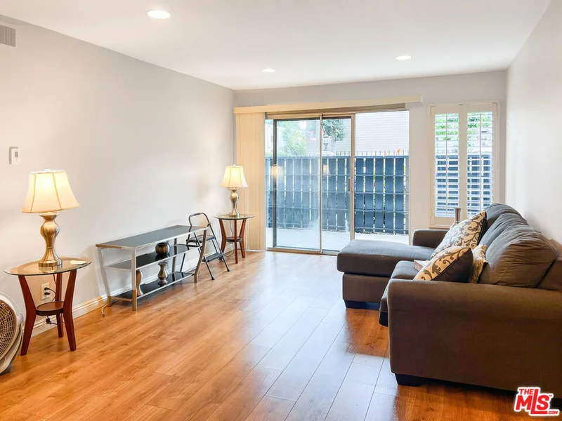 18645 Hatteras Street 110, Tarzana, CA 91356