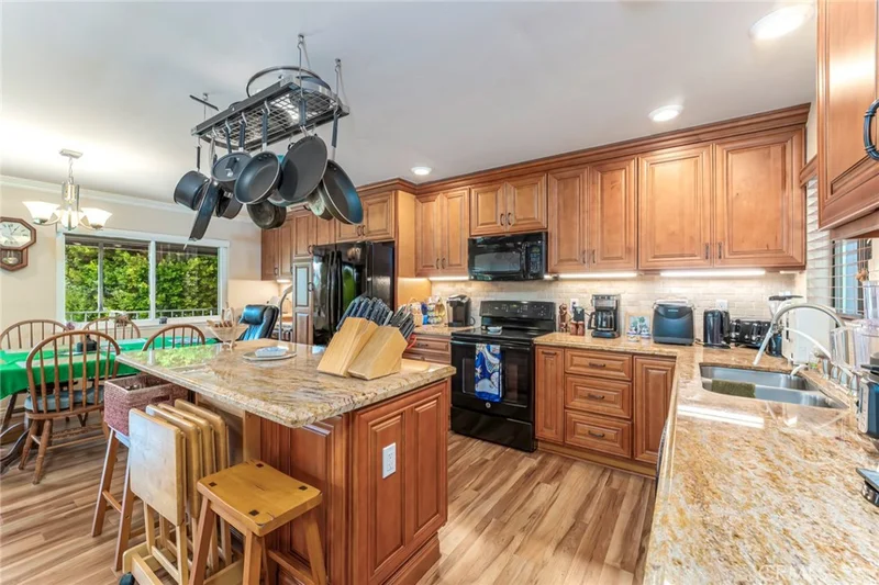 858 Ronda Mendoza N, Laguna Woods, CA 92637