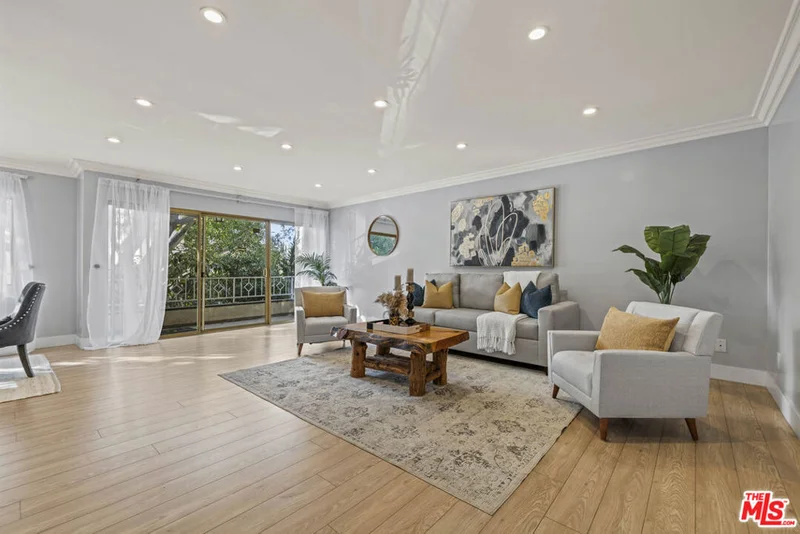 910 S Holt Avenue 101, Los Angeles, CA 90035