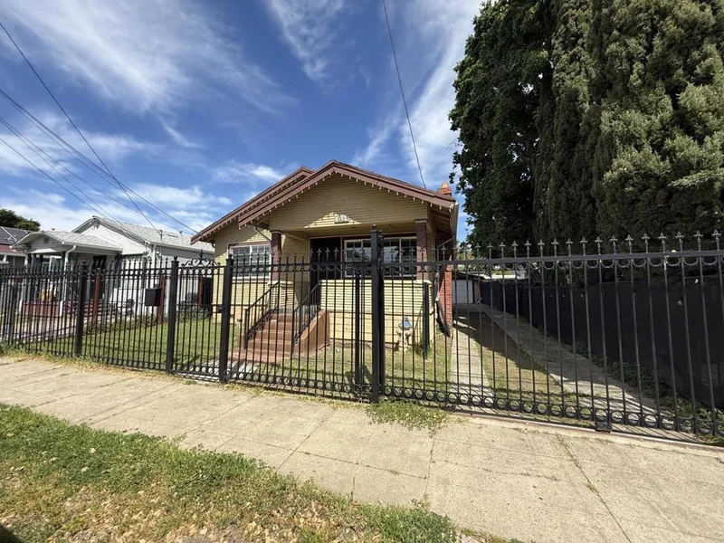 8912 Dowling Street, Oakland, CA 94605