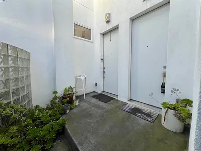 317 Cortland Ave photo 2
