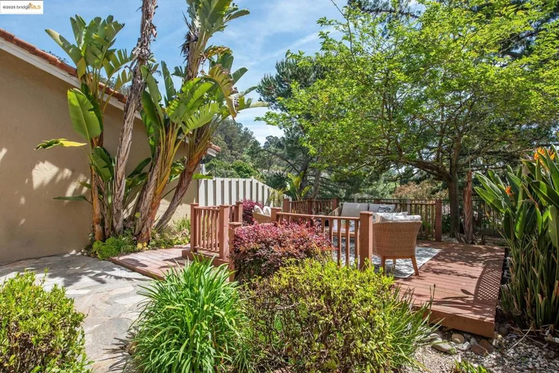 43 Turtle Creek St, Oakland, CA 94605