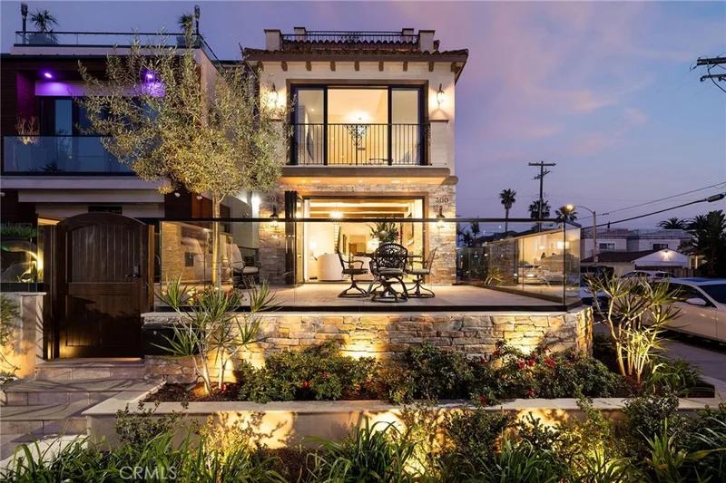 302 3rd Street, Huntington Beach, CA 92648