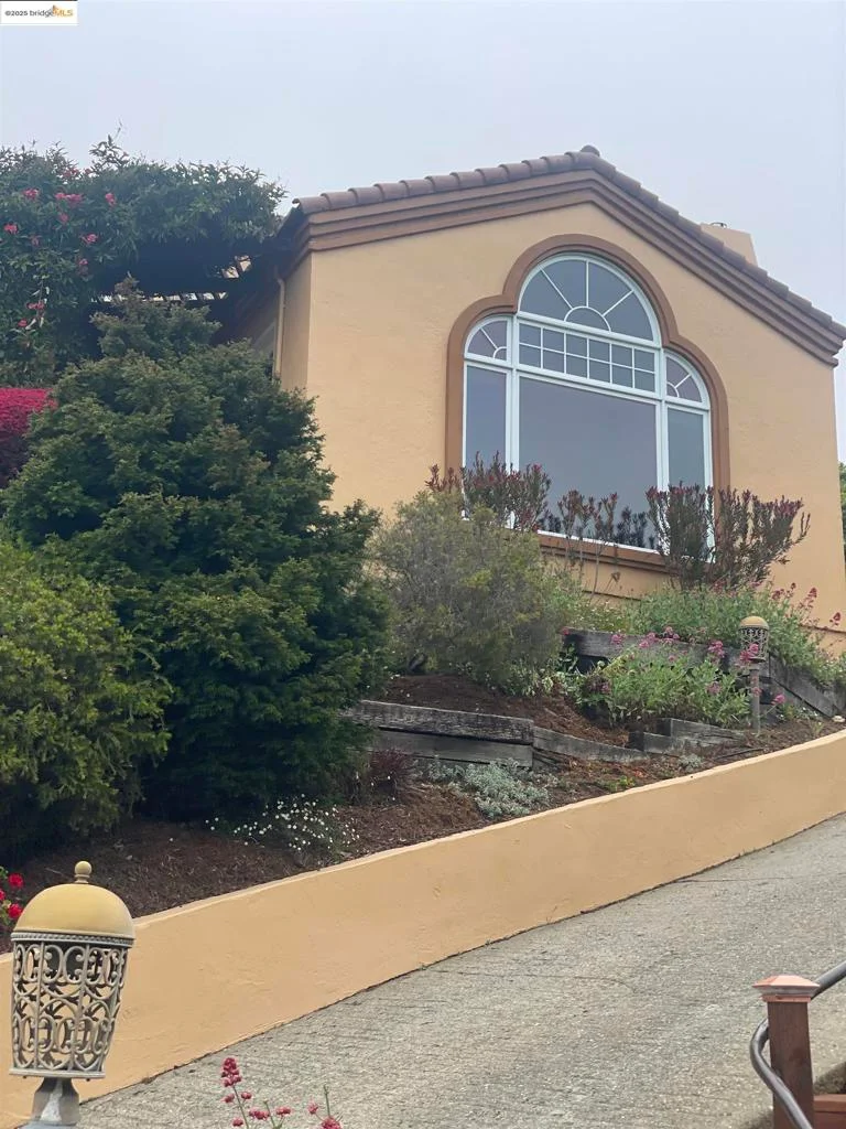 6190 Contra Costa Rd, Oakland, CA 94618
