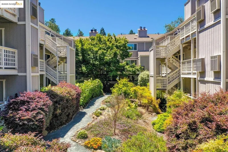 2723 Oak Rd J, Walnut Creek, CA 94597