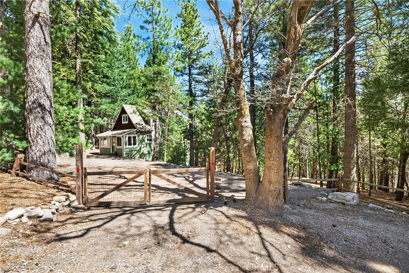 1163 Scenic Way, Rimforest, CA 92378