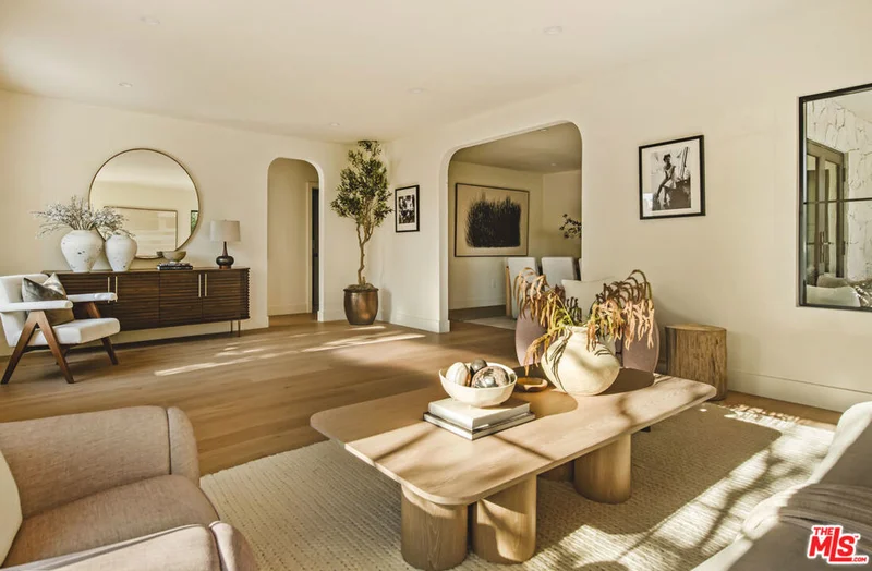 414 N Beachwood Drive, Los Angeles, CA 90004