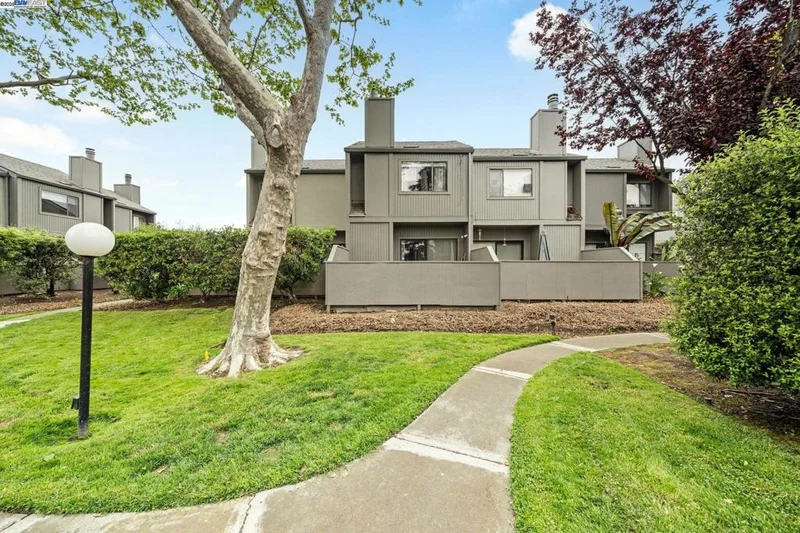 1044 Clubhouse Dr, Hayward, CA 94541