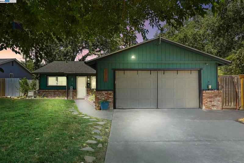 5913 Woodleigh Dr