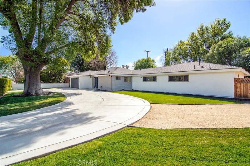 22548 Victory Boulevard, Woodland Hills, CA 91367