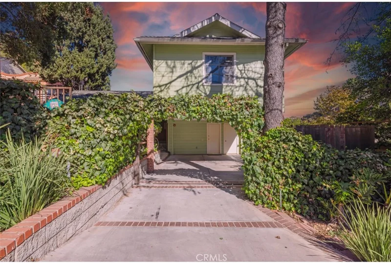 8917 Holly Place, Los Angeles, CA 90046