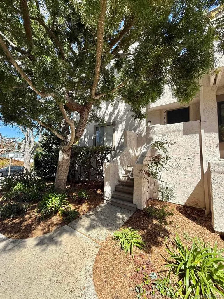 8490 Via Sonoma 12, La Jolla, CA 92037