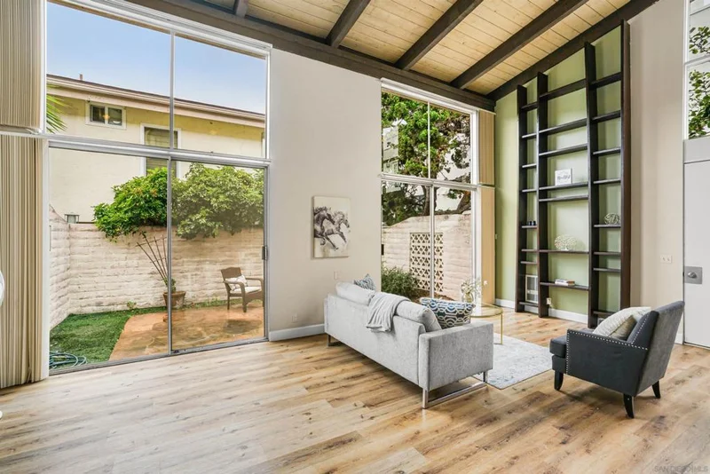 2544 Navarra Dr 5, Carlsbad, CA 92009